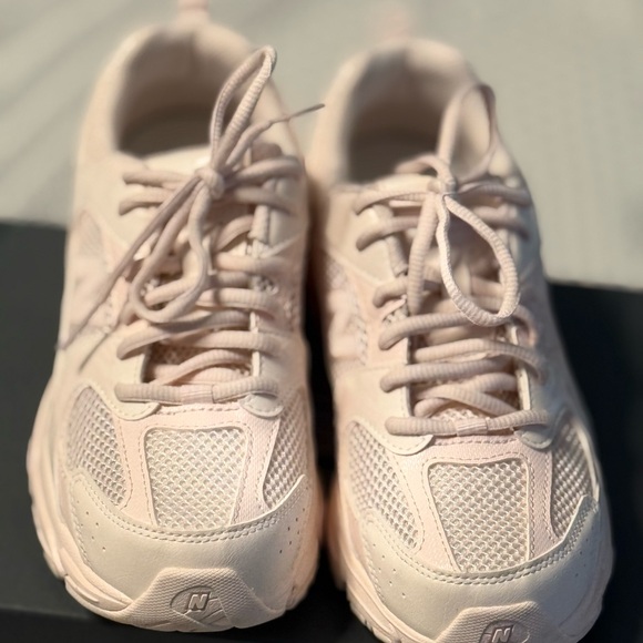 New Balance Pink Sneakers for Comfort and Performance - Picture 4 of 8